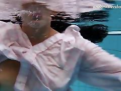 сексуальный подводный подросток плавание