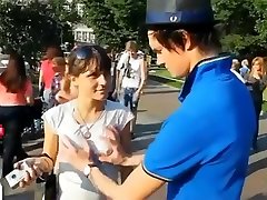 glücklichen kerl liebkost hunderte von titten in der zusammenstellung