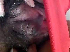 indische frau in roten strümpfen