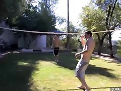 Young married lella stard fucking hard after outdoor volleyball