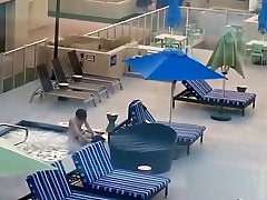 Casal foi pego no flagra transando na piscina