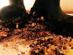 écraser le gâteau de sa petite amie au four lui pour pâques