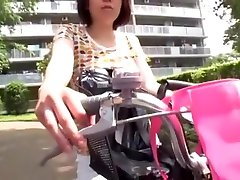 美妙的日本妓女在疯狂的POV、汽车熟剪辑