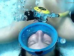 Horny foursome store is licking plump pussy under the water