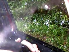 Salope le suce à travers la fenêtre de la voiture
