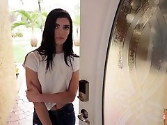 Sadie Blake gives a quick blowjob for a free ride