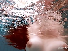 идеально сформированная пловчиха лола обнажает под водой
