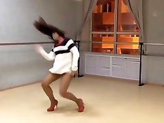 ragazza estremamente corto e tacchi alti a ballare