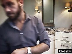 娇小的色情明星的迷信和饼