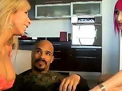 MILF मॉर्गन रे के साथ नंगा त्रिगुट में