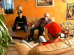 неспособный жерер заигрывает с молодыми женщинами, кусает молодую, женскую зрелую женщину, солисите в женском салопе русс
