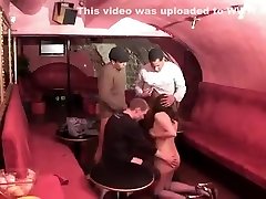 Angela, une stripteaseuse arabe du club, prise en students washroom fuking par deux fans