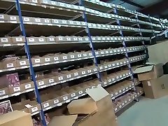 Cette secrétaire est une vraie salope, en manque de cul, elle va voir un manutentionnaire pour se faire baiser directement dans l’entrepôt.
