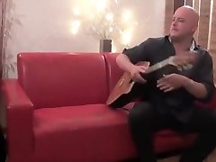 Une grosse rousse sexy à lunettes avec une petite orgy party xhamster noire décide de se faire baiser par un grand affamé