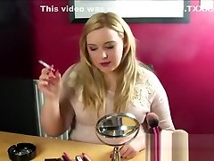 Ms school toiile Smoking &amp; Doing Her Make Up