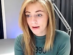sax on lubricant oil pie has a long cam show and plays with an anal plug