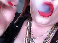 bbw raucht 6 cigs auf einmal-smoking fetish