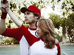 nette und schöne cheerleader paisley rae reitet baseball-spieler schwanz