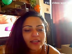 petite brunette se prépare devant la caméra