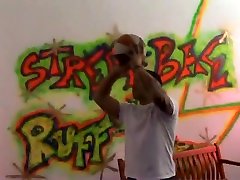 Cette bimbo chausse ses rollers et se la joue ado salope
