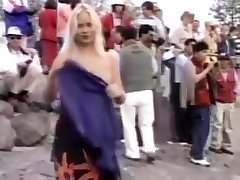 une blonde danoise baisée en public