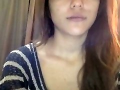惊人的可爱的女大学生拉丁与螺丝刀上的摄像头