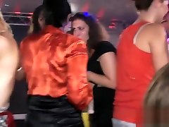 Horny sluts get porno cuerpazo in the club