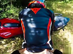 heiß biker mädchen erhalten ein enorm gesichtsbehandlung cum innerhalb ihr helmet für dropping meine bike