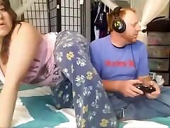 paffuto ragazza in leggings faccia scoregge il suo uomo