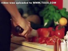 不满意的青少年辣妹得到满意的敲打