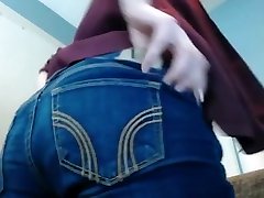 ragazza che scoreggia in jeans e mutandine