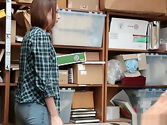 emo teen shoplifter beccato da una triple de porno di sicurezza corrotta