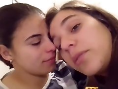 Lesbicas brasileiras beijando