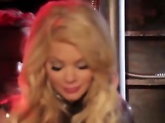 Stunning Barbie Blonde Gives cabin quickie big ass xxl movies To Fat Dick