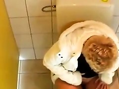 молодой парень трахает зрелую в общественном туалете
