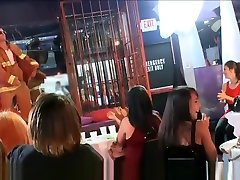 Bonkers دیک گرسنگی زنان پوشیده و مردان برهنه, روسپیان شب در حالی که دوست دختر ماندن در خانه