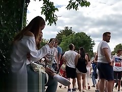 weiße sneaker socken und einige nackte füße im hintergrund