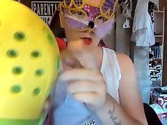 Umiliato e deriso per il tuo film sexcey mommy boobs bazzers costretto a bere piscio