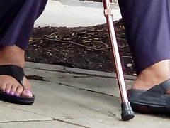 परिपक्व पैर पर लोशन sneaks