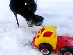 winter crush: lady l yoshitake akihiro gelbes spielzeugauto