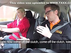 une étudiante blonde au volant prend une queue dans la voiture