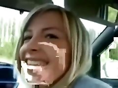 AMATORIALE BIONDA TEEN AMERICANA CHE SPOMPINA PER BENE IN MACCHINA
