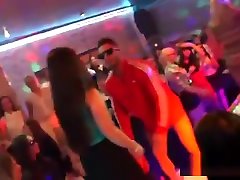 le ragazze sexy diventano completamente selvagge e nude alla festa hardcore