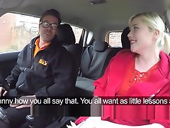 blondine driving schüler nimmt hahn in auto