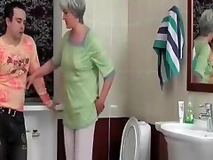 geil typ enters die badezimmer wo ihr reifen video xxx dwnloand ist