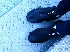 دختر با پوشیدن کفش نایک وارد مینی استخر