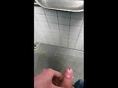chaotisch pissen in der öffentlichen toilette auf der deutschen autobahn