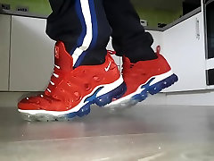 stomping banana in wet willie milf hunter nikole vapormax plus