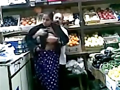una scopata veloce in un negozio di frutta
