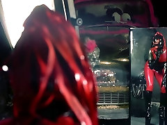 fille essaie total boîtier en latex